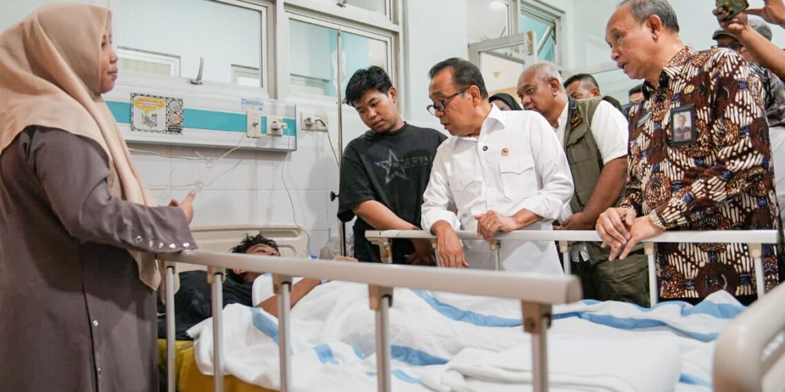 Menko PMK Tinjau Runtuhnya Musholla Ponpes Sidoarjo, Tegaskan Evakuasi dengan Penuh Kehati-hatian