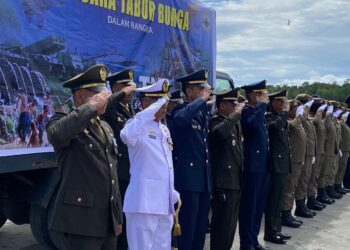 Kenang Jasa Para Pahlawan, Kodim 1710/Mimika Bersama Satuan TNI Di Mimika Gelar Upacara Tabur Bunga Dalam Rangka HUT Ke-80 TNI Tahun 2025