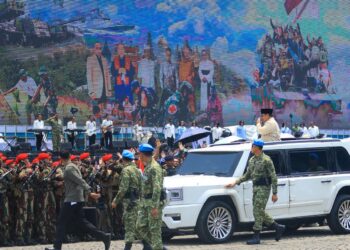 Rakyat Padati Jalan Kebesaran, Iringi Presiden Prabowo Menuju Upacara HUT ke-80 TNI