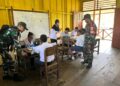 Babinsa Koramil 1710-06/Agimuga Dampingi Nakes Pada Kegiatan Pemeriksaan Kesehatan Kepada Pelajar