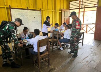 Babinsa Koramil 1710-06/Agimuga Dampingi Nakes Pada Kegiatan Pemeriksaan Kesehatan Kepada Pelajar