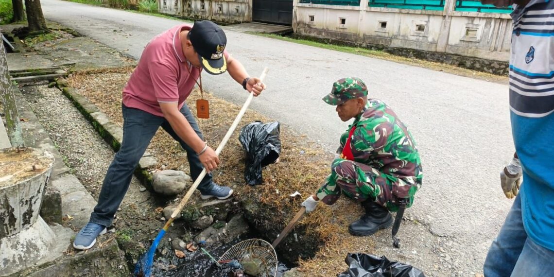 Mencegah Terjadinya Sumbatan Dan Genangan Air, Babinsa Koramil Timika Ajak Warga Bersihkan Saluran Drainase