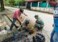 Mencegah Terjadinya Sumbatan Dan Genangan Air, Babinsa Koramil Timika Ajak Warga Bersihkan Saluran Drainase