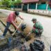 Mencegah Terjadinya Sumbatan Dan Genangan Air, Babinsa Koramil Timika Ajak Warga Bersihkan Saluran Drainase