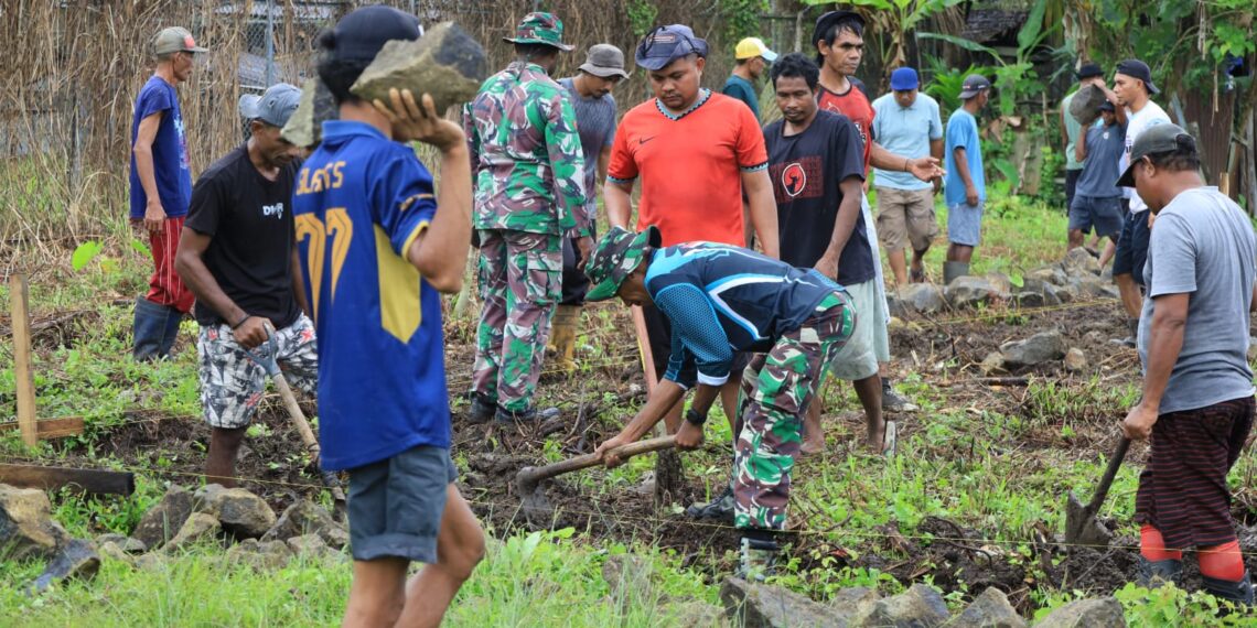 Hari Pertama TMMD Ke-126 Kodim 1505/Tidore, Personel Satgas dan Warga Mulai Kerjakan Sasaran Fisik di Desa Wama