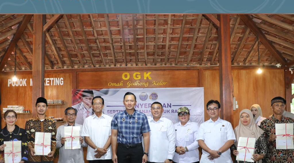Dampingi Menko AHY Serahkan Sertipikat di Gunungkidul, Wamen Ossy: Ini Wujud Nyata Kolaborasi*