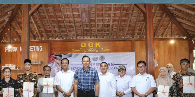 Dampingi Menko AHY Serahkan Sertipikat di Gunungkidul, Wamen Ossy: Ini Wujud Nyata Kolaborasi*
