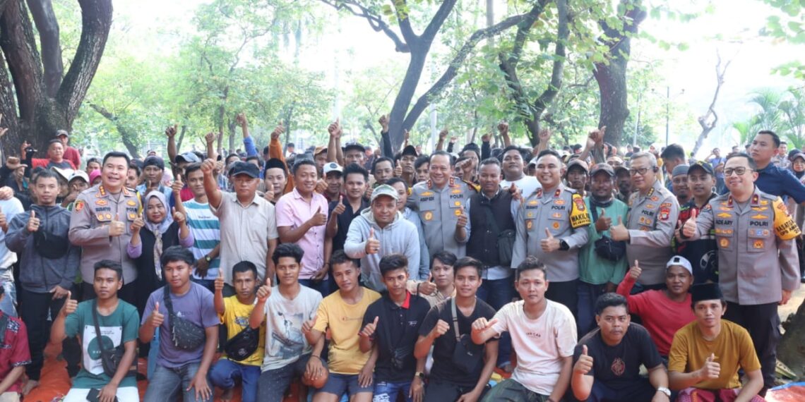 Kapolda Metro Jaya Irjen Pol. Asep Edi Suheri Ajak Pedagang Kopi Keliling Perkuat Kebersamaan Lewat Program “Jaga Jakarta