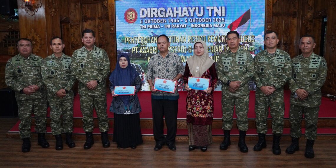 Panglima TNI Serahkan Santunan kepada Ahli Waris Prajurit Gugur Saat Rangkaian HUT ke-80 TNI