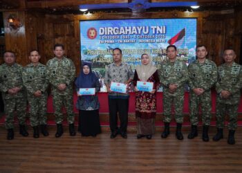 Panglima TNI Serahkan Santunan kepada Ahli Waris Prajurit Gugur Saat Rangkaian HUT ke-80 TNI