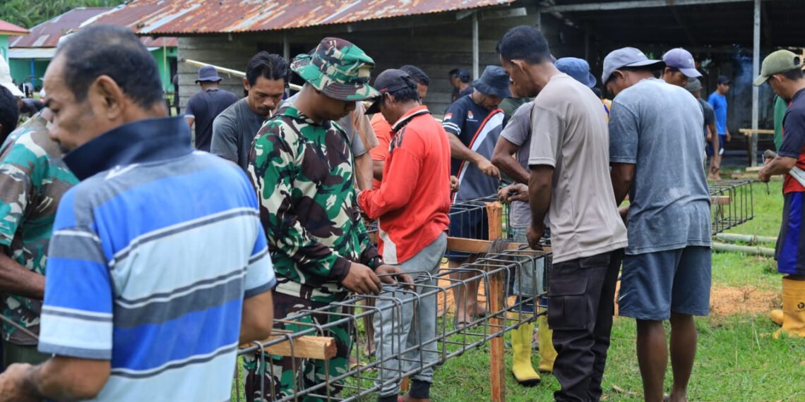 Anggota Satgas TMMD Ke-126 Kodim 1505/Tidore dan Warga Kompak, Siapkan Pengecoran Tiang Masjid