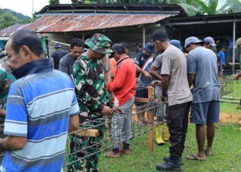 Anggota Satgas TMMD Ke-126 Kodim 1505/Tidore dan Warga Kompak, Siapkan Pengecoran Tiang Masjid