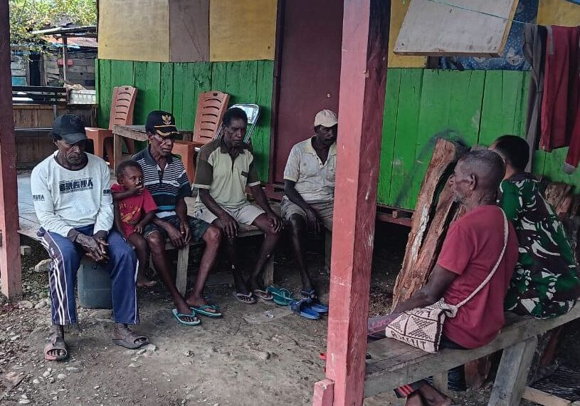 Bahas Keamanan dan Pembangunan, Babinsa Koramil Mapurujaya Laksanakan Komsos dengan Kepala Kampung Hiripau