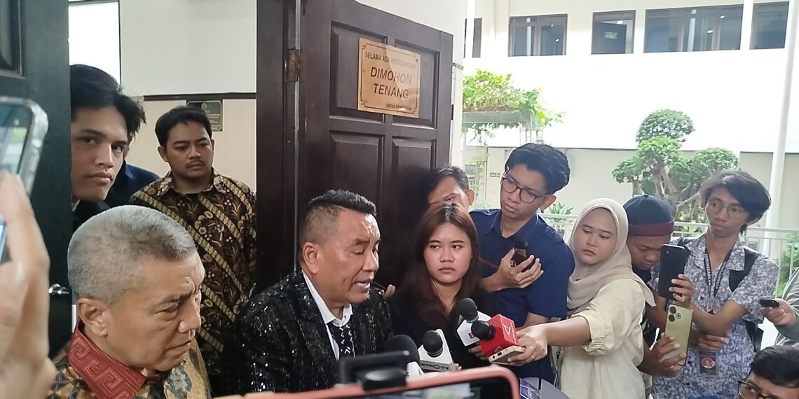 Hotman Paris Beserta Orang Tua Kandung Nadiem Dampingi Sidang Praperadilan Nadiem