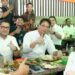 Menteri Keuangan Purbaya Makan Ayam Cabe Ijo di Warung Kaki Lima Jakarta