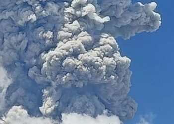 Gunung Ibu Kembali Meletus Malam ini Dengan Kolom Abu Setinggi 400 Meter