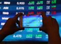 Layar digital menampilkan pergerakan Indeks Harga Saham Gabungan (IHSG) di Bursa Efek Indonesia (BEI)