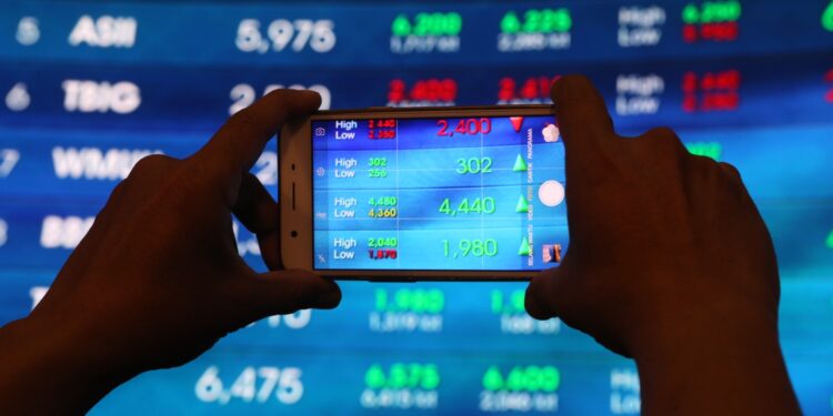Layar digital menampilkan pergerakan Indeks Harga Saham Gabungan (IHSG) di Bursa Efek Indonesia (BEI)