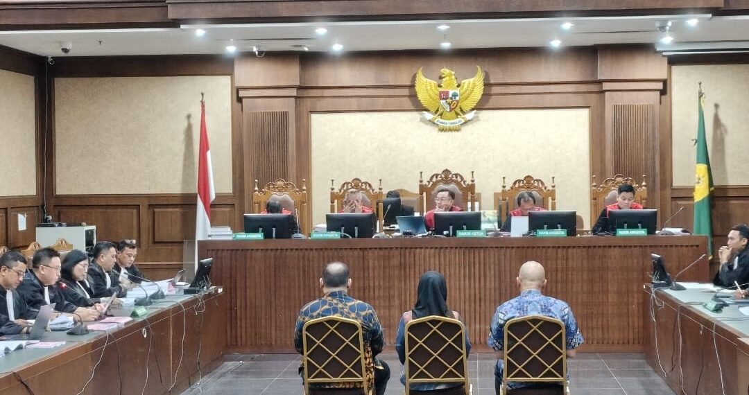 Ketiga terdakwa menjalani sidang perdana di Pengadilan Tipikor Jakarta dalam perkara korupsi program digitalisasi pendidikan