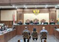 Ketiga terdakwa menjalani sidang perdana di Pengadilan Tipikor Jakarta dalam perkara korupsi program digitalisasi pendidikan