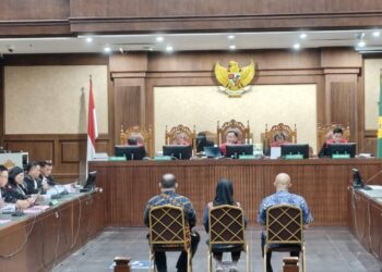 Ketiga terdakwa menjalani sidang perdana di Pengadilan Tipikor Jakarta dalam perkara korupsi program digitalisasi pendidikan