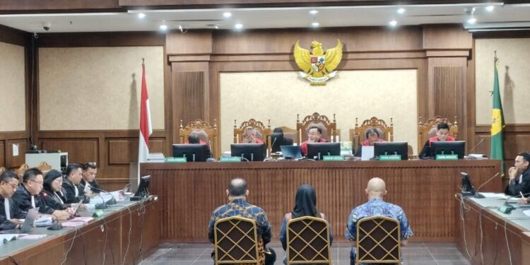 Ketiga terdakwa menjalani sidang perdana di Pengadilan Tipikor Jakarta dalam perkara korupsi program digitalisasi pendidikan