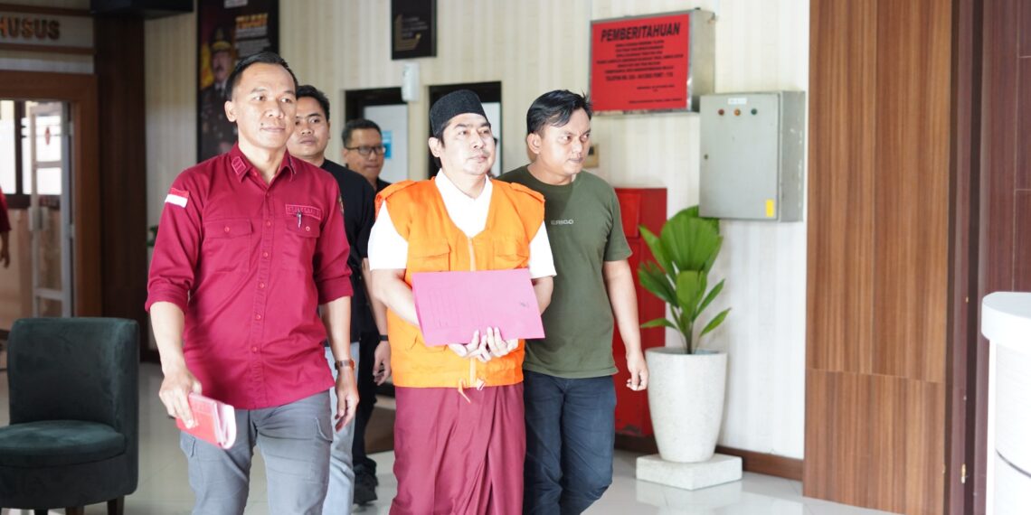 Ahmad Yazid Basyaiban atau dikenal Gus Yazid telah ditetapkan tersangka dan langsung ditahan setelah dilakukan penangkapan.