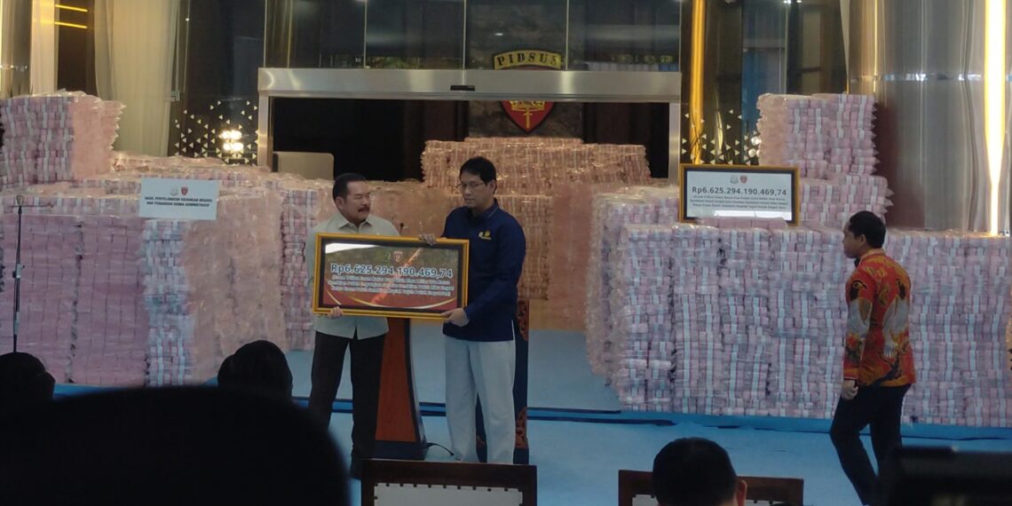 Presiden Prabowo Subianto menyaksikan langsung penyerahan uang sebesar Rp 6,6 triliun kepada negara.