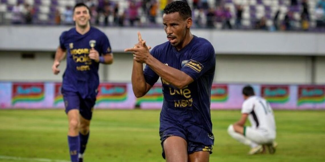 Persita Tangerang berhasil meraih kemenangan tipis namun krusial atas Arema FC dengan skor 1-0 pada lanjutan Super League musim ini. Gol penentu dicetak oleh Aleksa Andrejic pada menit-menit akhir pertandingan.
