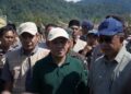 Mendagri Tito Karnavian didampingi Wagub Aceh Fadhlullah melihat langsung lambannya pemulihan dampak banjir bandang dan longsor saat meninjau Kecamatan Serbajadi Lokop, Aceh Timur, Senin (22/12). (Foto: Ist)