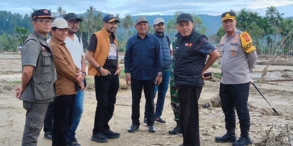 Gubernur Aceh, Muzakir Manaf di dampingi Bupati & Wakil Bupati beserta jajaran Forkopimda Kab. Gayo Lues, meninjau langsung lokasi persawahan Kampung Rerebe & Kampung Badak Kec. Debun Gelang, Kab. Gayo Lues yang terdampak bencana banjir bandang, Sabtu, 20 Desember 2025