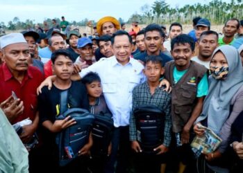Mendagri Tito Karnavian mengunjungi wilayah terdampak banjir bandang dan longsor di Desa Geudumbak Kecamatan Langkahan, Aceh Utara, Selasa (30/12). (Foto: Puspen Kemendagri)