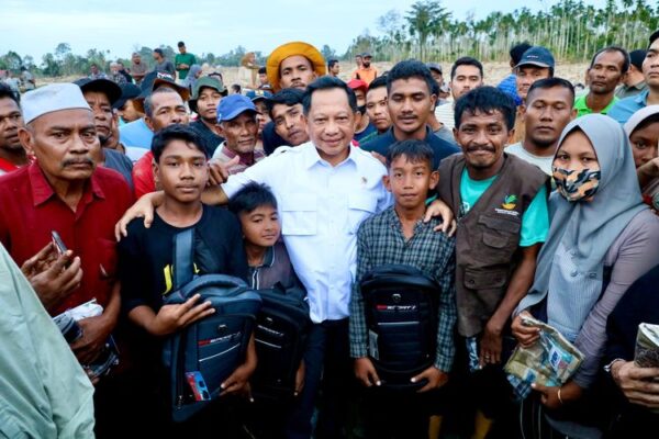 Mendagri Tito Karnavian mengunjungi wilayah terdampak banjir bandang dan longsor di Desa Geudumbak Kecamatan Langkahan, Aceh Utara, Selasa (30/12). (Foto: Puspen Kemendagri)