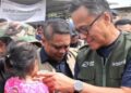 COO Danantara Dony Oskaria berdialog dengan korban banjir dan menghibur anak-anak di Aceh Tamiang. (Foto: dok Danantara)