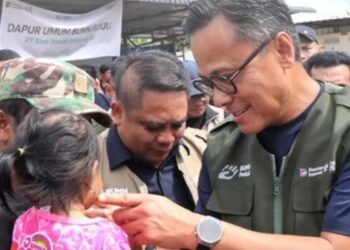 COO Danantara Dony Oskaria berdialog dengan korban banjir dan menghibur anak-anak di Aceh Tamiang. (Foto: dok Danantara)