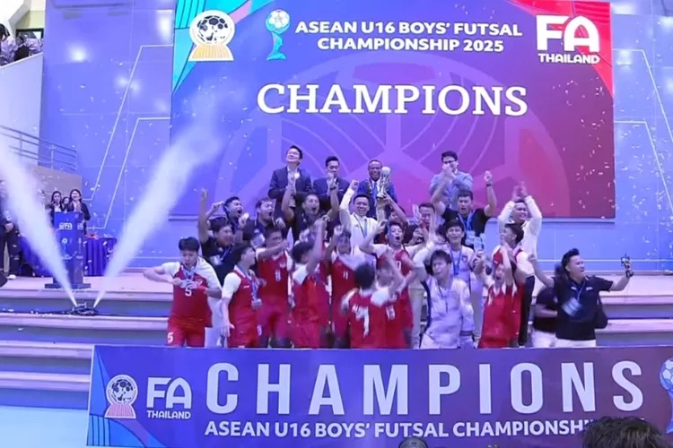 Timnas Futsal Indonesia U-16 menasbihkan diri sebagai juara ASEAN U-16 Boys Futsal Championship 2025 usai menumbangkan tuan rumah Thailand dalam laga final dramatis, Senin (29/12/2025).