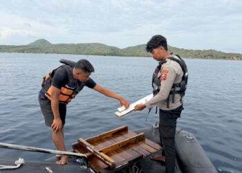 Tim SAR gabungan menyisir perairan dan hutan bakau Pulau Padar, Taman Nasional Komodo, setelah menemukan serpihan bangkai KM Putri Sakinah dalam operasi pencarian hari kelima.