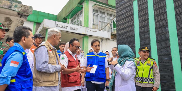 Menkes Budi Gunadi Sadikin Budi Gunadi Sadikin saat meninjau wilayah terdampak di Bener Meriah. Foto: Kemenkes