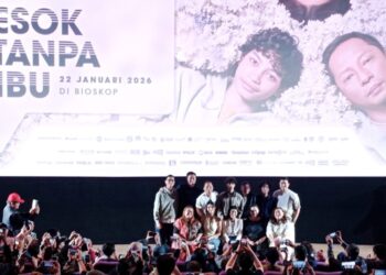 Dian Sastrowardoyo dan Ali Fikry dalam "Esok Tanpa Ibu" (Mothernet). Sebuah perjalanan futuristik tentang bagaimana teknologi mencoba membasuh luka kehilangan yang paling dalam. Tayang di bioskop mulai 22 Januari 2026.