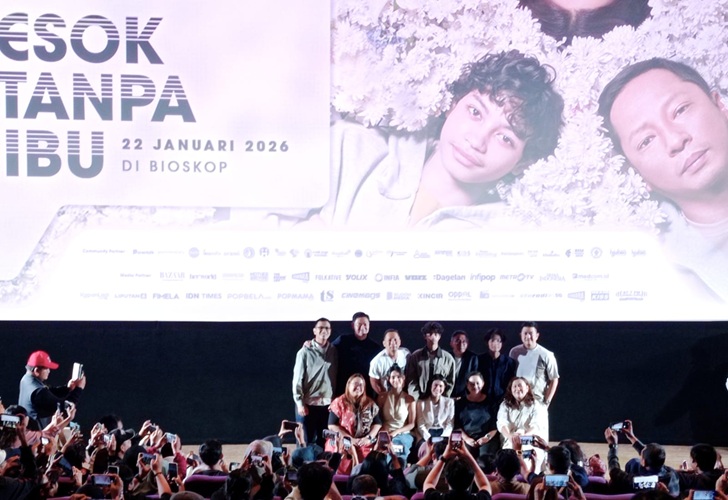 Dian Sastrowardoyo dan Ali Fikry dalam "Esok Tanpa Ibu" (Mothernet). Sebuah perjalanan futuristik tentang bagaimana teknologi mencoba membasuh luka kehilangan yang paling dalam. Tayang di bioskop mulai 22 Januari 2026.