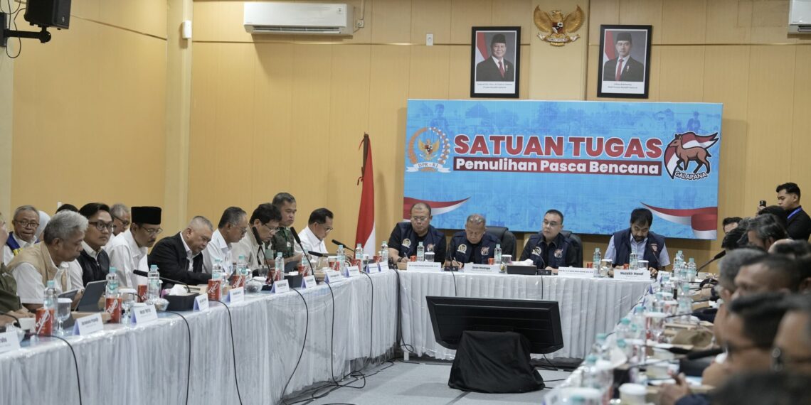 Rapat Koordinasi Satgas Pemulihan Pascabencana DPR RI bersama sejumlah kementerian dan mitra di Kota Banda Aceh, Provinsi Aceh, Selasa (30/12/2025).