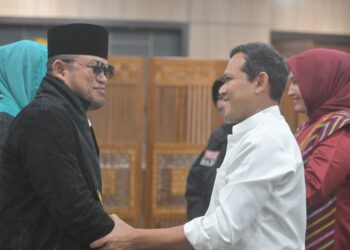 Wakil Gubernur Aceh, H. Fadhlullah, SE., bersama Ketua Tim Penggerak PKK Aceh, Marlina Muzakir, menjemput kedatangan Gubernur Kalimantan Timur, Rudy Mas’ud, di Bandara Sultan Iskandar Muda, Aceh Besar, Jumat (2/1/2026)