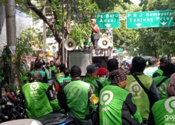 AKSI SOLIDARITAS. Ratusan pengemudi Gojek berkumpul di depan Pengadilan Tipikor Jakarta Pusat untuk mengawal sidang perdana Nadiem Makarim, Senin (5/1/2026).