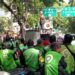 AKSI SOLIDARITAS. Ratusan pengemudi Gojek berkumpul di depan Pengadilan Tipikor Jakarta Pusat untuk mengawal sidang perdana Nadiem Makarim, Senin (5/1/2026).