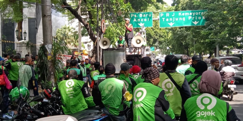 AKSI SOLIDARITAS. Ratusan pengemudi Gojek berkumpul di depan Pengadilan Tipikor Jakarta Pusat untuk mengawal sidang perdana Nadiem Makarim, Senin (5/1/2026).