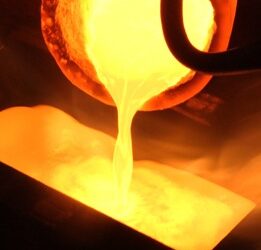 Harga emas batangan PT Aneka Tambang Tbk (Antam) kembali menunjukkan pergerakan datar pada perdagangan akhir pekan ini.