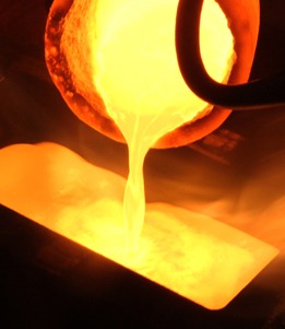 Harga emas batangan PT Aneka Tambang Tbk (Antam) kembali menunjukkan pergerakan datar pada perdagangan akhir pekan ini.