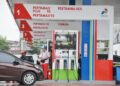 Harga bahan bakar minyak (BBM) nonsubsidi di seluruh Stasiun Pengisian Bahan Bakar Umum (SPBU) mengalami penurunan secara serentak per 1 Januari 2026.