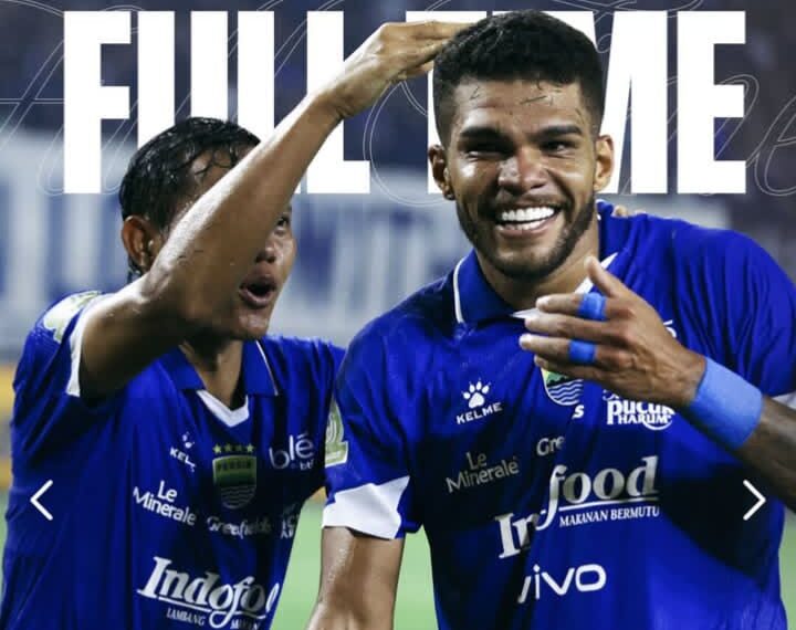 Adam alis bersama berguinho saat merayakan kemenangan 1-0 atas PSBS Biak di GBLA (foto: IG Persib)