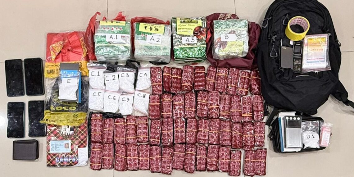 Barang bukti Sabu 27,1 kilogram dan Happy Five 5000 butir. (Humas PMJ)